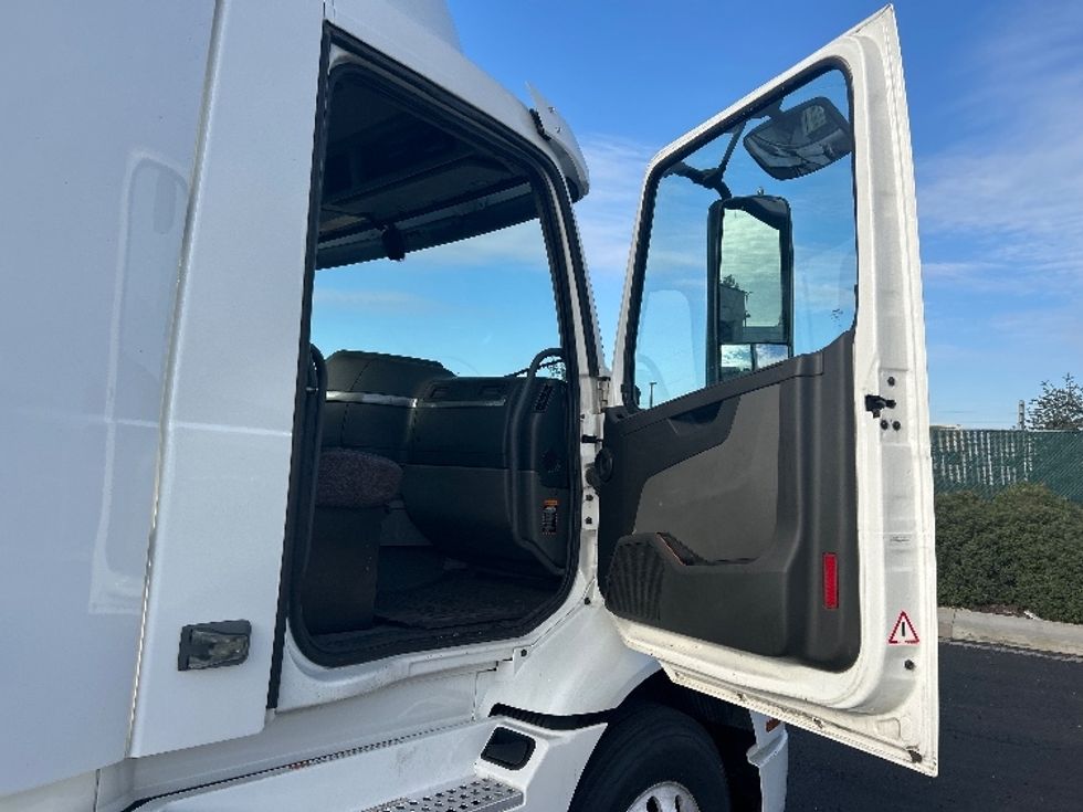 Day Cab Tractor-Heavy Duty Tractors-Volvo-2020-VNR64300-Stockton-CA-519,240\n\t\tmiles-$ 36,750 - Image 12