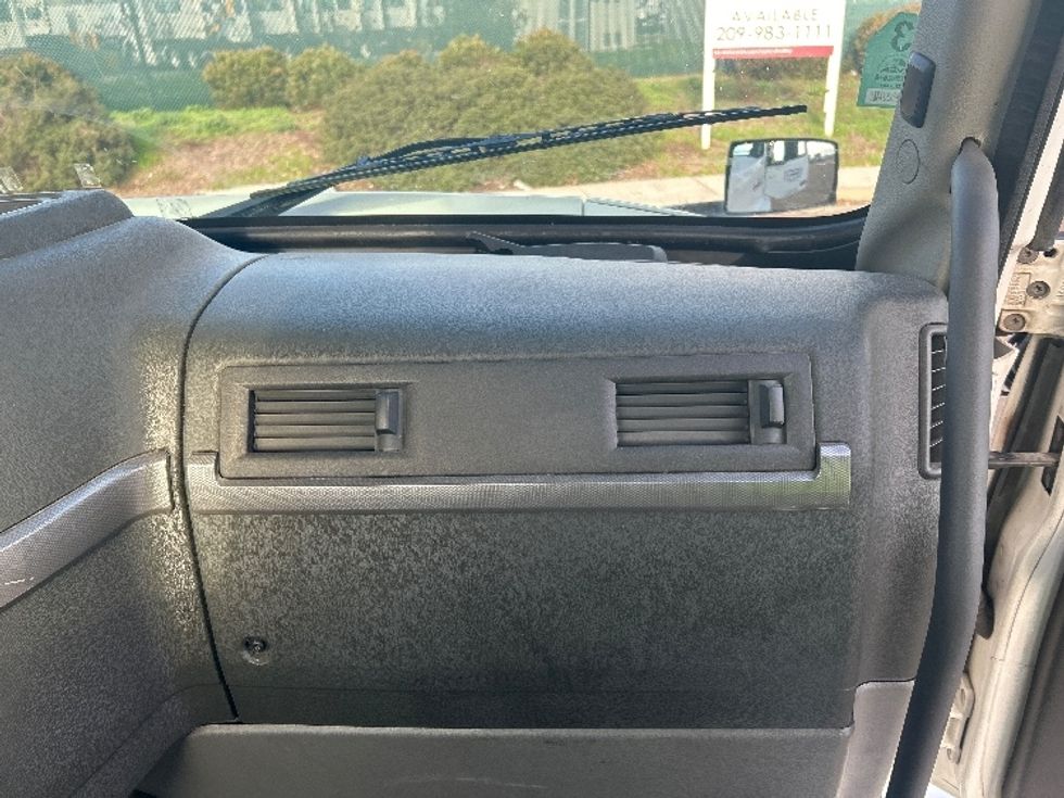 Day Cab Tractor-Heavy Duty Tractors-Volvo-2020-VNR64300-Stockton-CA-519,240\n\t\tmiles-$ 36,750 - Image 13