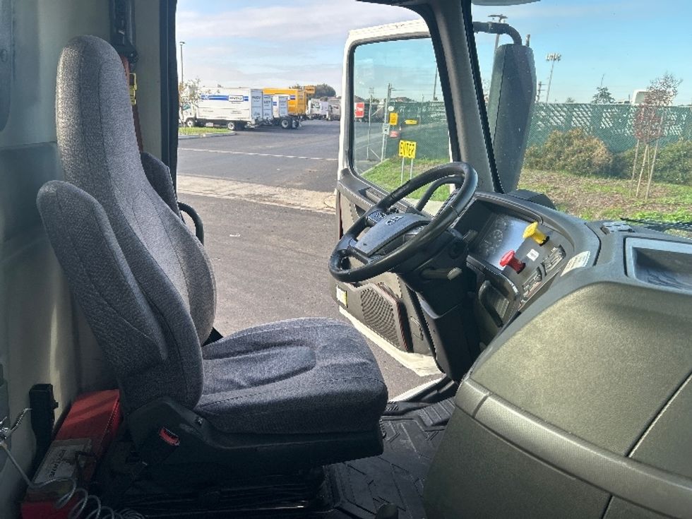 Day Cab Tractor-Heavy Duty Tractors-Volvo-2020-VNR64300-Stockton-CA-519,240\n\t\tmiles-$ 36,750 - Image 14