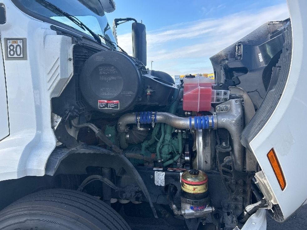 Day Cab Tractor-Heavy Duty Tractors-Volvo-2020-VNR64300-Stockton-CA-519,240\n\t\tmiles-$ 36,750 - Image 15