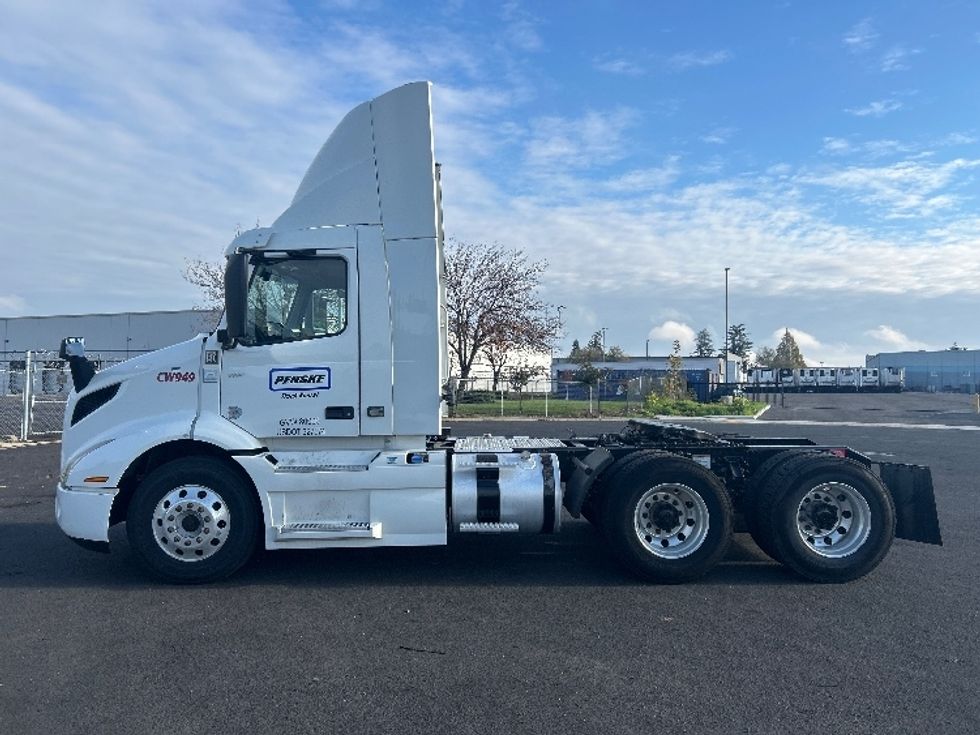 Day Cab Tractor-Heavy Duty Tractors-Volvo-2020-VNR64300-Stockton-CA-519,240\n\t\tmiles-$ 36,750 - Image 4