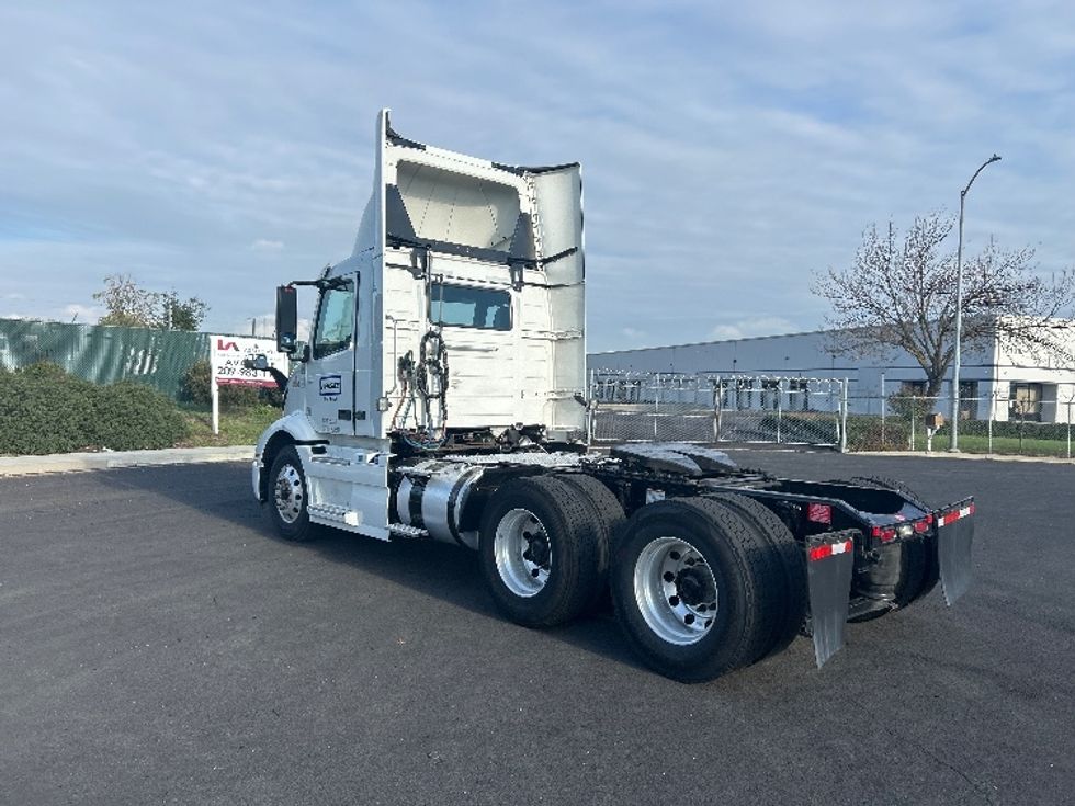 Day Cab Tractor-Heavy Duty Tractors-Volvo-2020-VNR64300-Stockton-CA-519,240\n\t\tmiles-$ 36,750 - Image 5