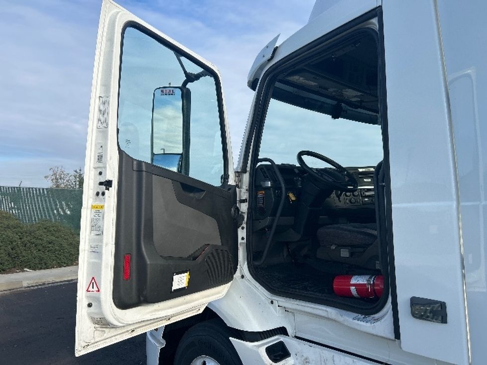 Day Cab Tractor-Heavy Duty Tractors-Volvo-2020-VNR64300-Stockton-CA-519,240\n\t\tmiles-$ 36,750 - Image 9