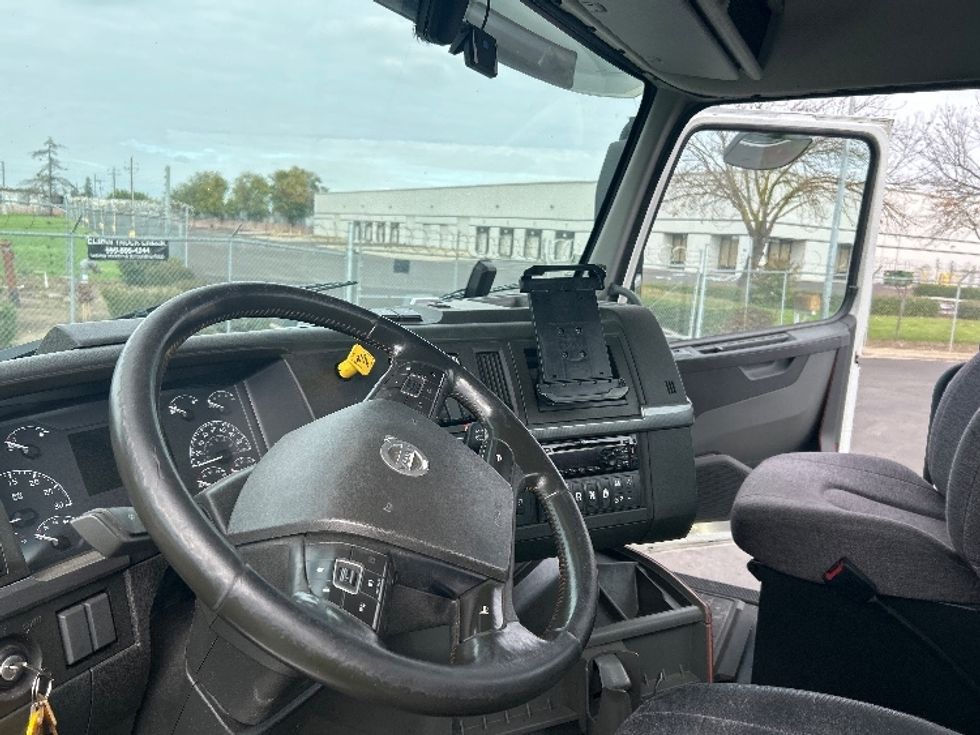 Day Cab Tractor-Heavy Duty Tractors-Volvo-2020-VNR64300-Stockton-CA-526,385\n\t\tmiles-$ 36,000 - Image 10