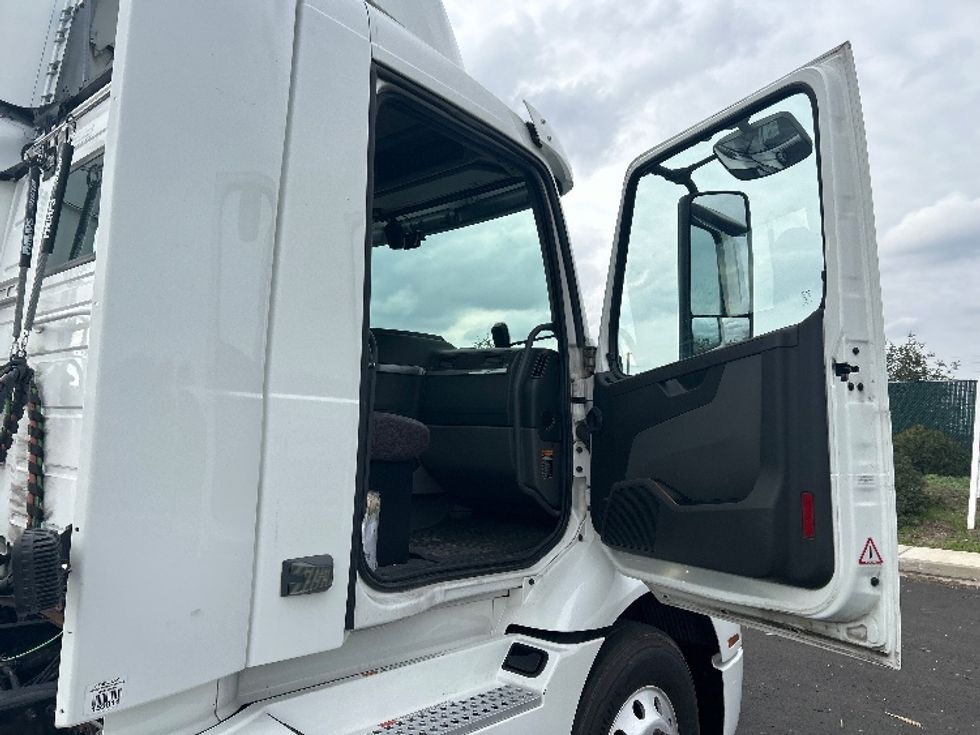 Day Cab Tractor-Heavy Duty Tractors-Volvo-2020-VNR64300-Stockton-CA-526,385\n\t\tmiles-$ 36,000 - Image 12