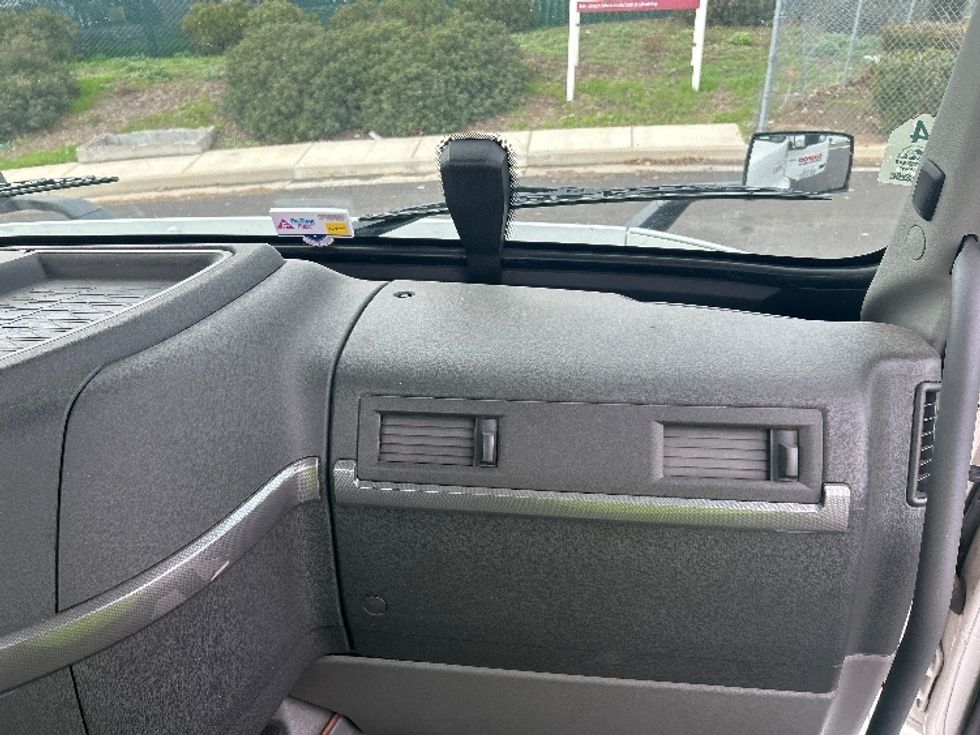 Day Cab Tractor-Heavy Duty Tractors-Volvo-2020-VNR64300-Stockton-CA-526,385\n\t\tmiles-$ 36,000 - Image 13