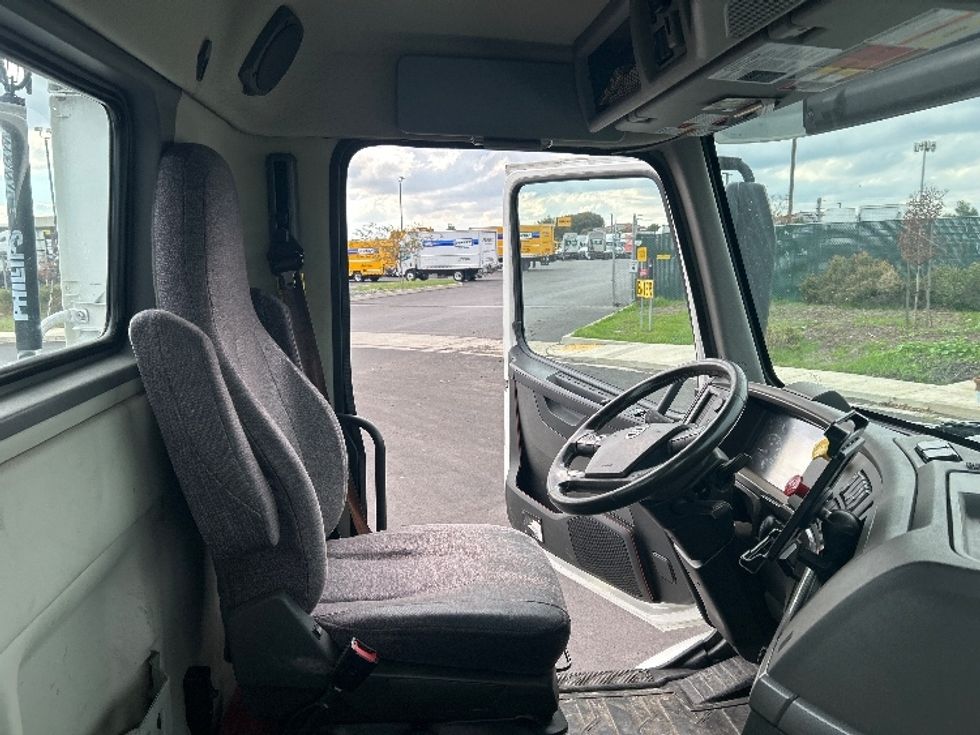 Day Cab Tractor-Heavy Duty Tractors-Volvo-2020-VNR64300-Stockton-CA-526,385\n\t\tmiles-$ 36,000 - Image 14