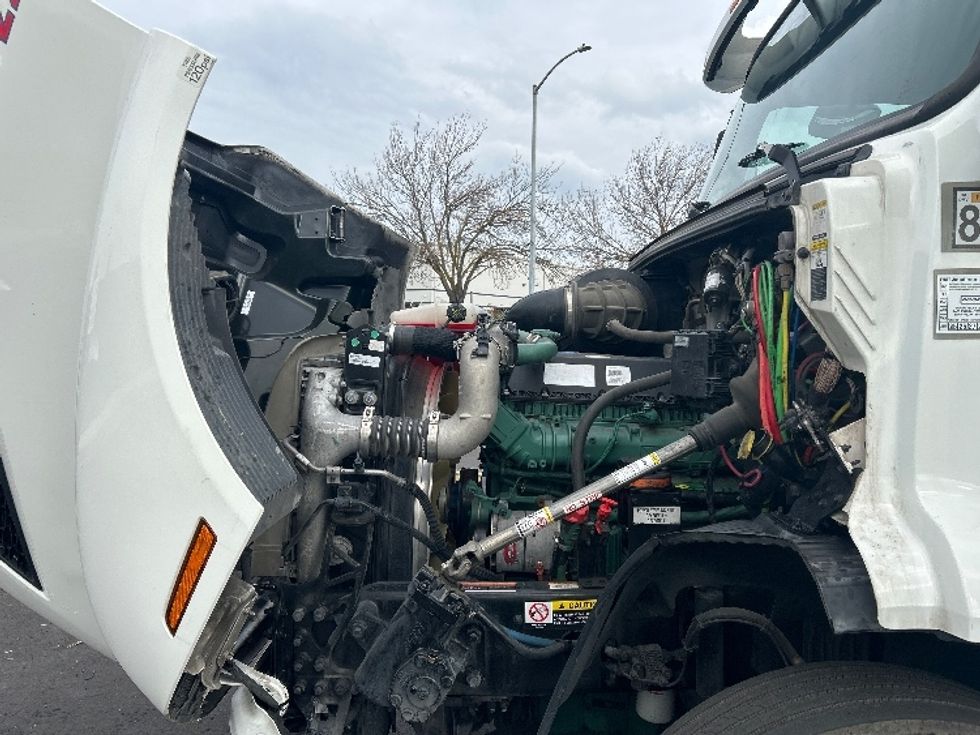 Day Cab Tractor-Heavy Duty Tractors-Volvo-2020-VNR64300-Stockton-CA-526,385\n\t\tmiles-$ 36,000 - Image 16