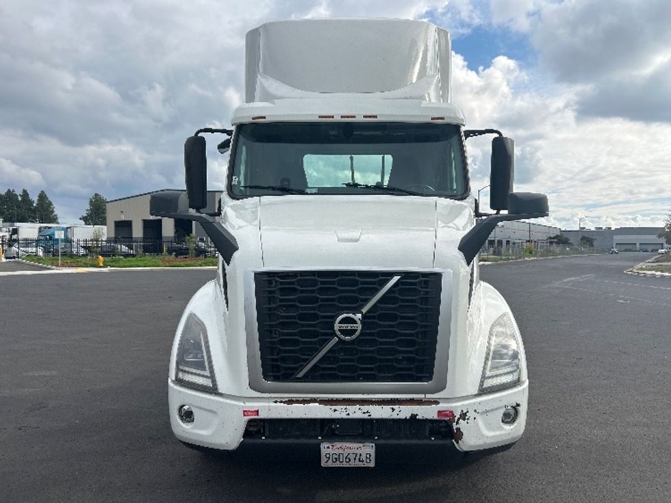Day Cab Tractor-Heavy Duty Tractors-Volvo-2020-VNR64300-Stockton-CA-526,385\n\t\tmiles-$ 36,000 - Image 2