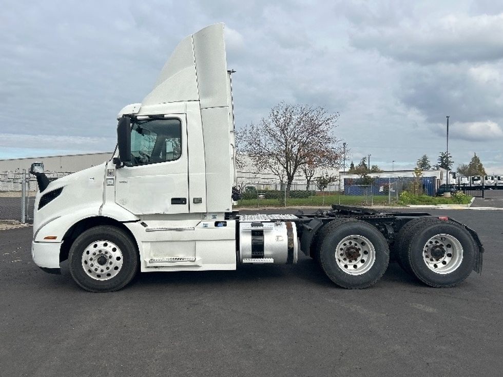 Day Cab Tractor-Heavy Duty Tractors-Volvo-2020-VNR64300-Stockton-CA-526,385\n\t\tmiles-$ 36,000 - Image 4