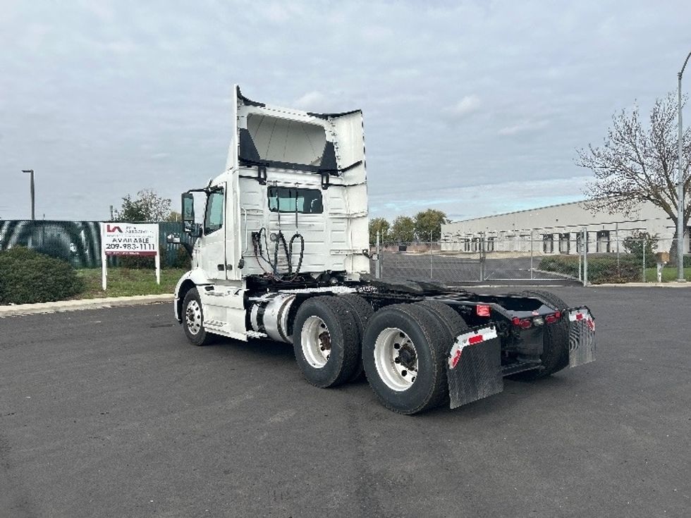 Day Cab Tractor-Heavy Duty Tractors-Volvo-2020-VNR64300-Stockton-CA-526,385\n\t\tmiles-$ 36,000 - Image 5