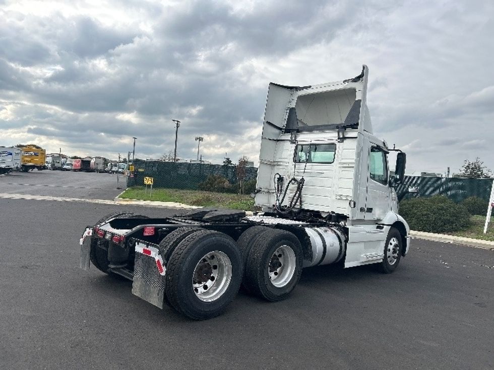 Day Cab Tractor-Heavy Duty Tractors-Volvo-2020-VNR64300-Stockton-CA-526,385\n\t\tmiles-$ 36,000 - Image 7