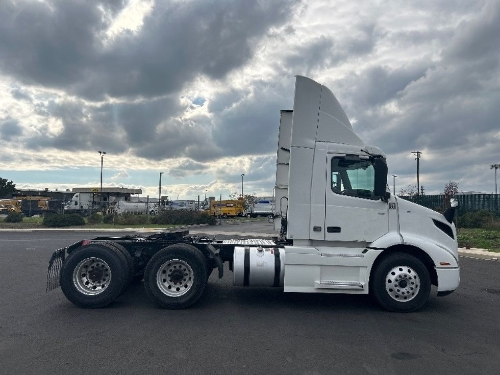 Day Cab Tractor-Heavy Duty Tractors-Volvo-2020-VNR64300-Stockton-CA-526,385\n\t\tmiles-$ 36,000 - Image 8