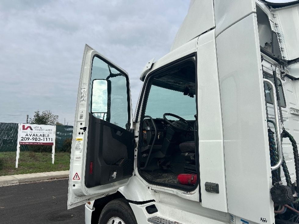 Day Cab Tractor-Heavy Duty Tractors-Volvo-2020-VNR64300-Stockton-CA-526,385\n\t\tmiles-$ 36,000 - Image 9