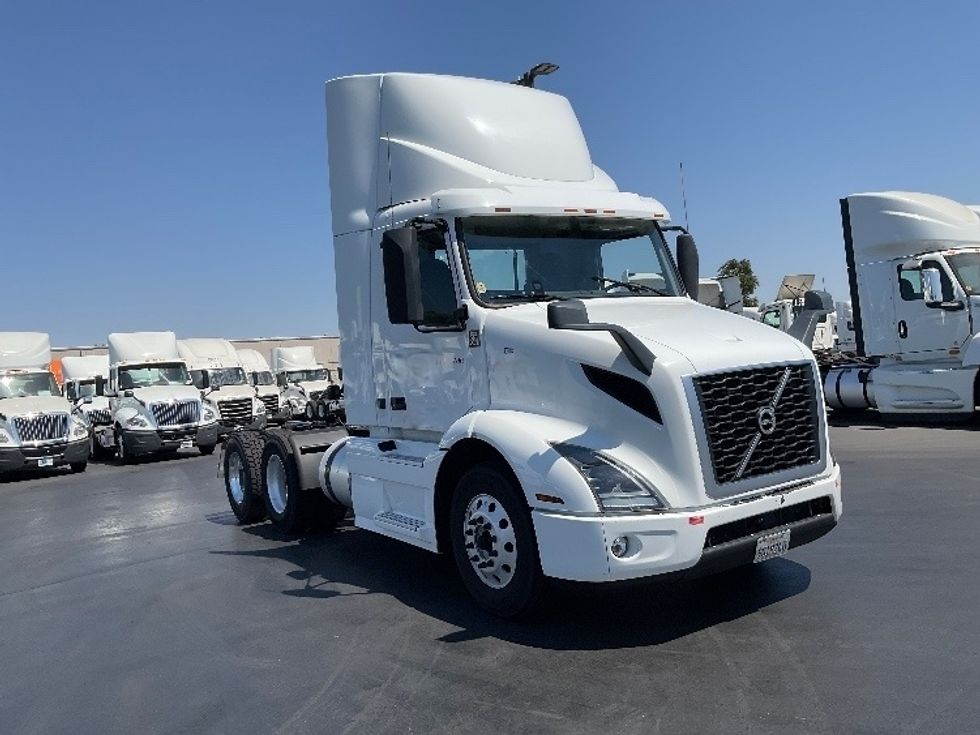 Day Cab Tractor-Heavy Duty Tractors-Volvo-2020-VNR64300-Stockton-CA-534,943\n\t\tmiles-$ 38,250 - Image 1