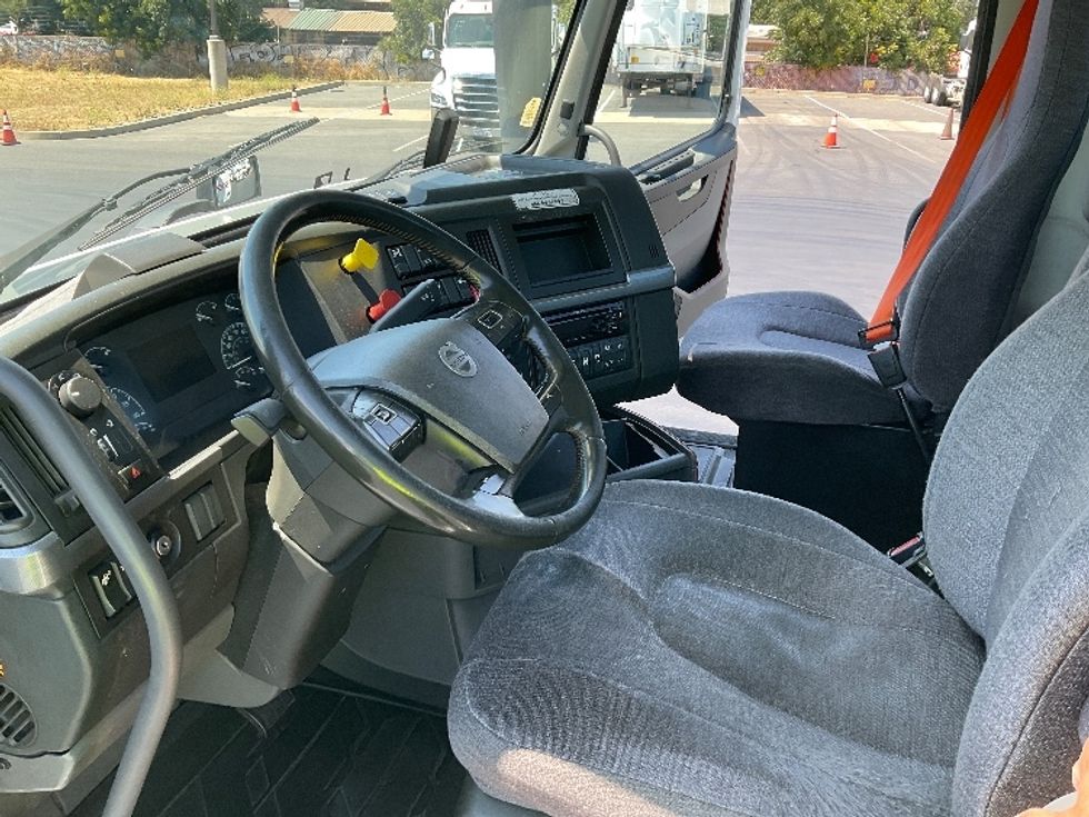 Day Cab Tractor-Heavy Duty Tractors-Volvo-2020-VNR64300-Stockton-CA-534,943\n\t\tmiles-$ 38,250 - Image 10