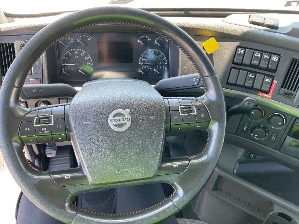 Day Cab Tractor-Heavy Duty Tractors-Volvo-2020-VNR64300-Stockton-CA-534,943\n\t\tmiles-$ 38,250 - Image 11