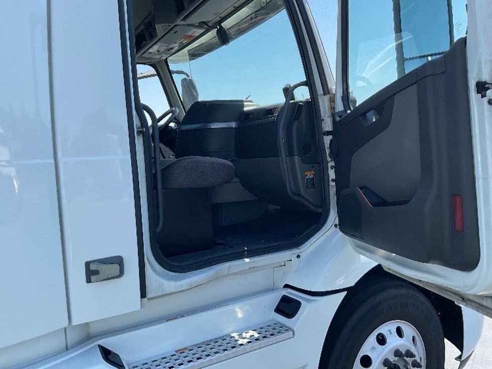 Day Cab Tractor-Heavy Duty Tractors-Volvo-2020-VNR64300-Stockton-CA-534,943\n\t\tmiles-$ 38,250 - Image 12