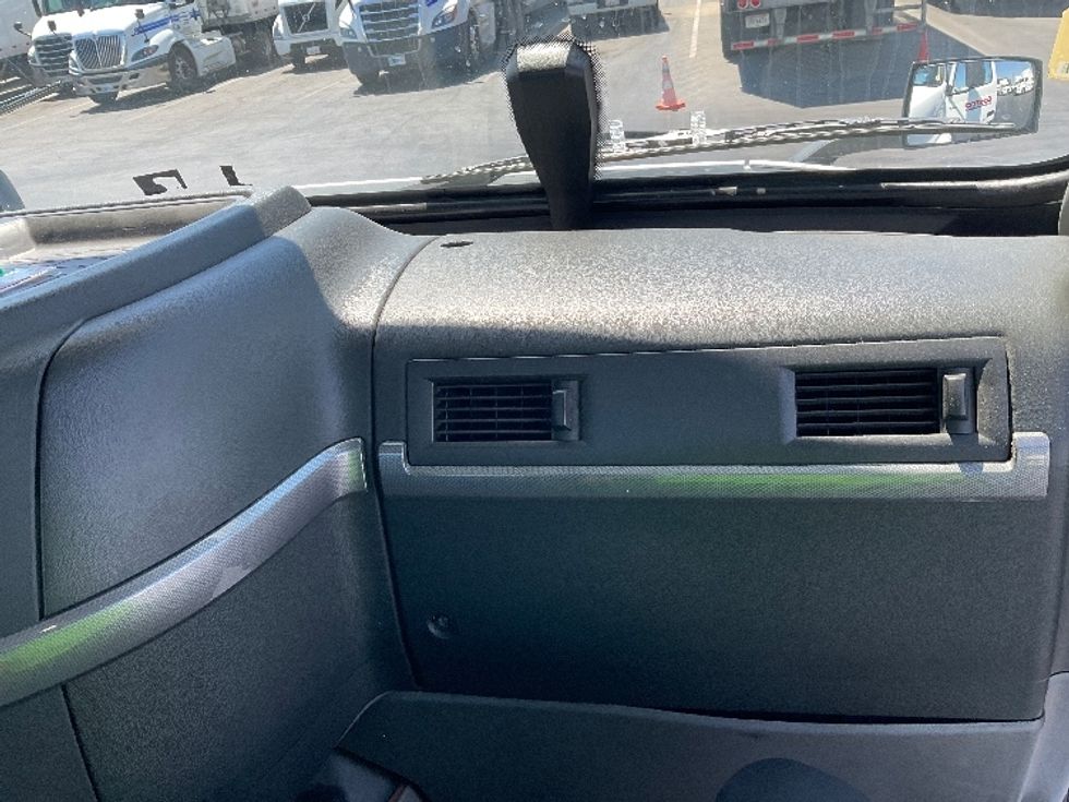 Day Cab Tractor-Heavy Duty Tractors-Volvo-2020-VNR64300-Stockton-CA-534,943\n\t\tmiles-$ 38,250 - Image 13