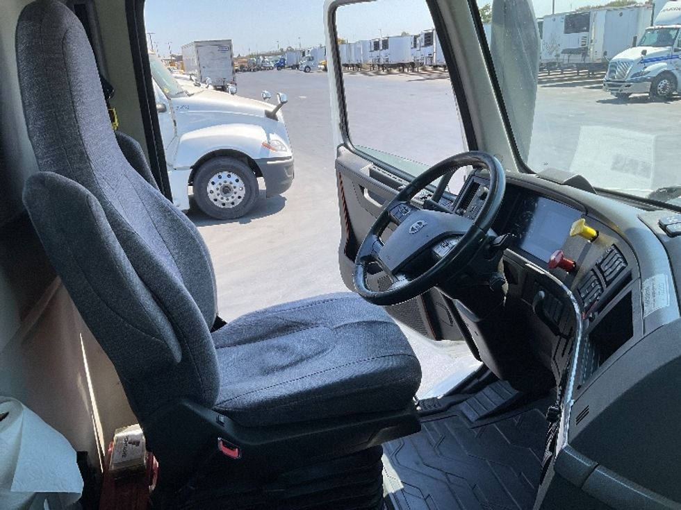 Day Cab Tractor-Heavy Duty Tractors-Volvo-2020-VNR64300-Stockton-CA-534,943\n\t\tmiles-$ 38,250 - Image 14