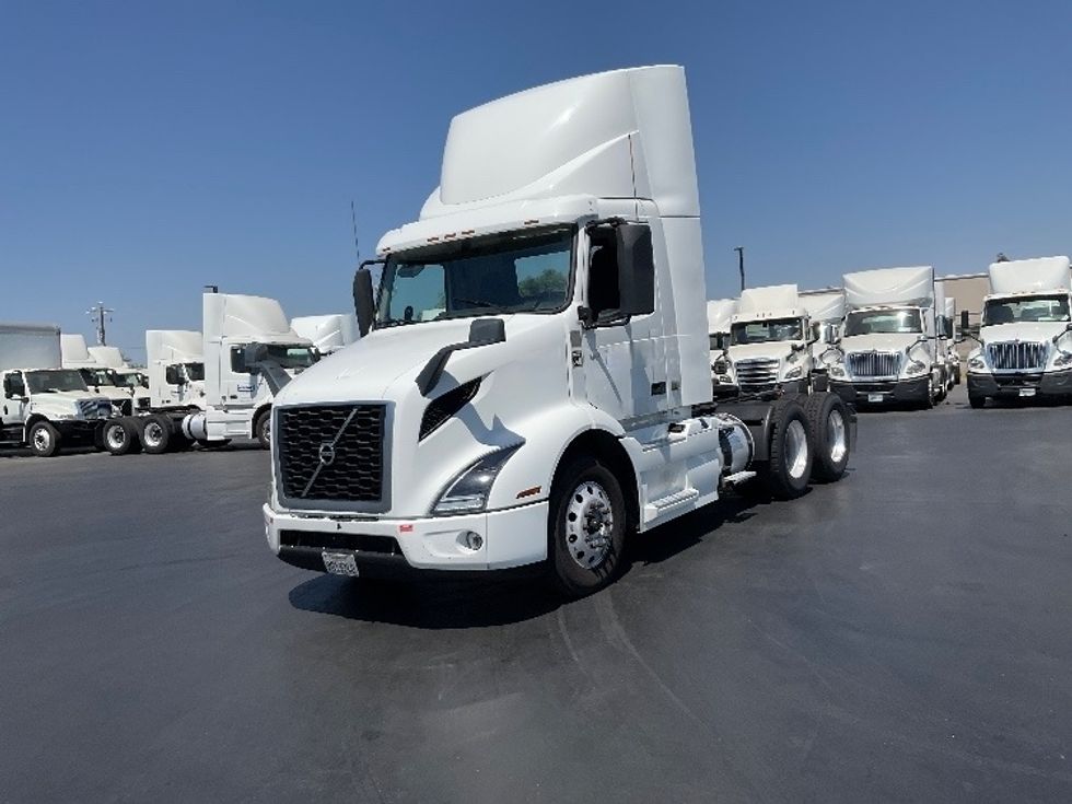 2020 Volvo Truck VNR photo 3