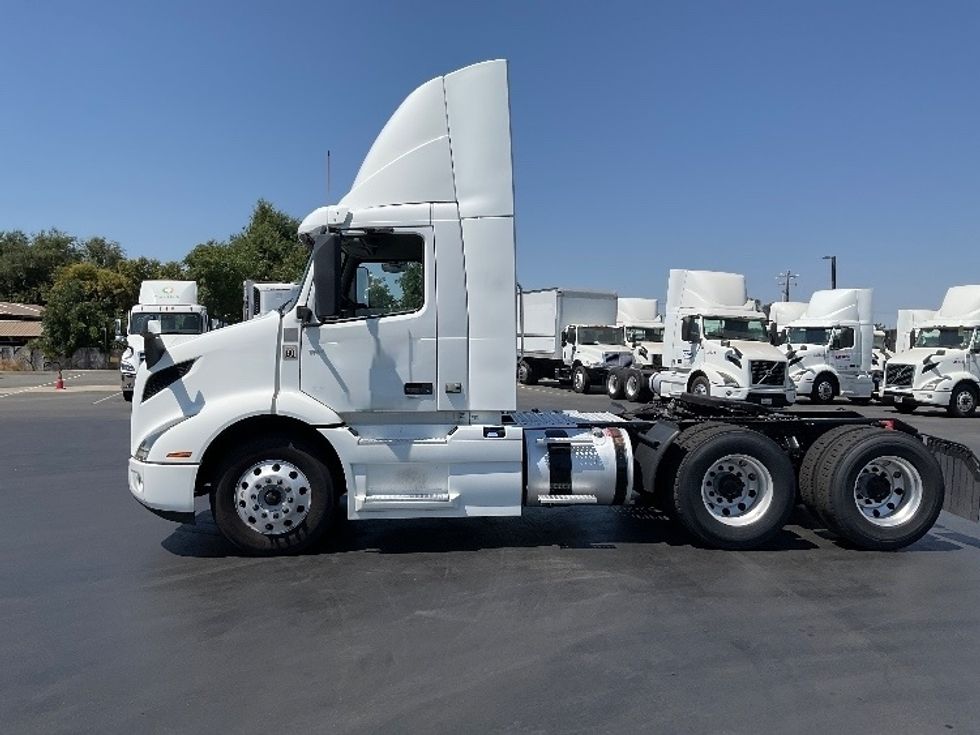 2020 Volvo Truck VNR photo 4