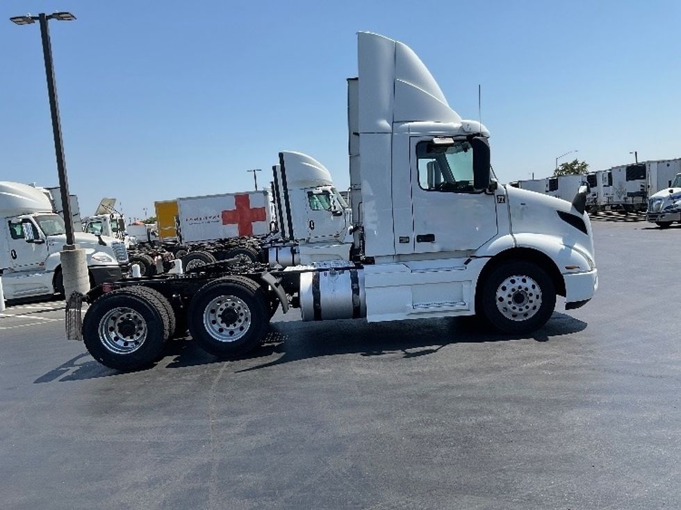 Day Cab Tractor-Heavy Duty Tractors-Volvo-2020-VNR64300-Stockton-CA-534,943\n\t\tmiles-$ 38,250 - Image 8