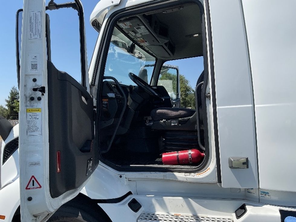 Day Cab Tractor-Heavy Duty Tractors-Volvo-2020-VNR64300-Stockton-CA-534,943\n\t\tmiles-$ 38,250 - Image 9