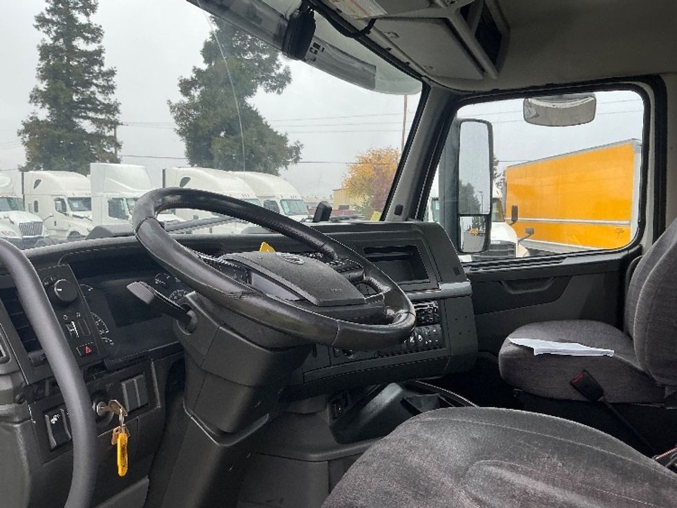 Day Cab Tractor-Heavy Duty Tractors-Volvo-2020-VNR64300-Stockton-CA-555,369\n\t\tmiles-$ 34,750 - Image 10