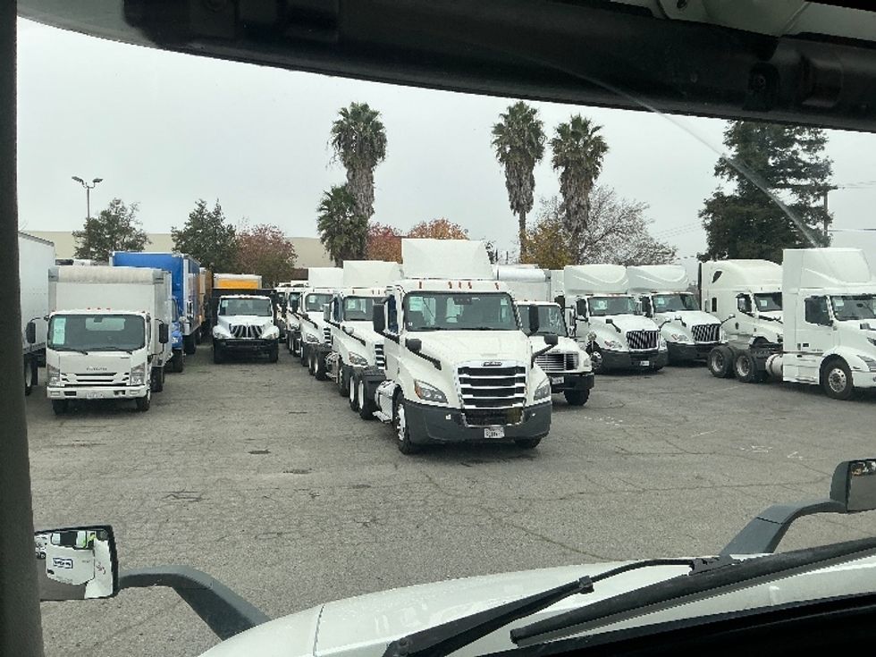 Day Cab Tractor-Heavy Duty Tractors-Volvo-2020-VNR64300-Stockton-CA-555,369\n\t\tmiles-$ 34,750 - Image 11