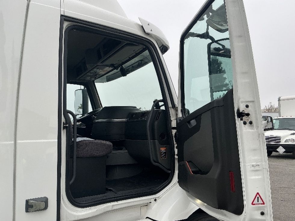 Day Cab Tractor-Heavy Duty Tractors-Volvo-2020-VNR64300-Stockton-CA-555,369\n\t\tmiles-$ 34,750 - Image 12