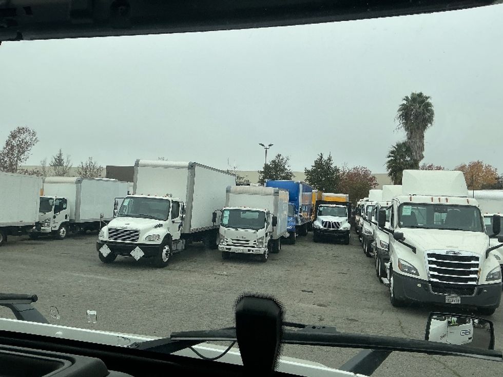 Day Cab Tractor-Heavy Duty Tractors-Volvo-2020-VNR64300-Stockton-CA-555,369\n\t\tmiles-$ 34,750 - Image 13