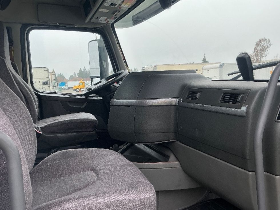 Day Cab Tractor-Heavy Duty Tractors-Volvo-2020-VNR64300-Stockton-CA-555,369\n\t\tmiles-$ 34,750 - Image 14