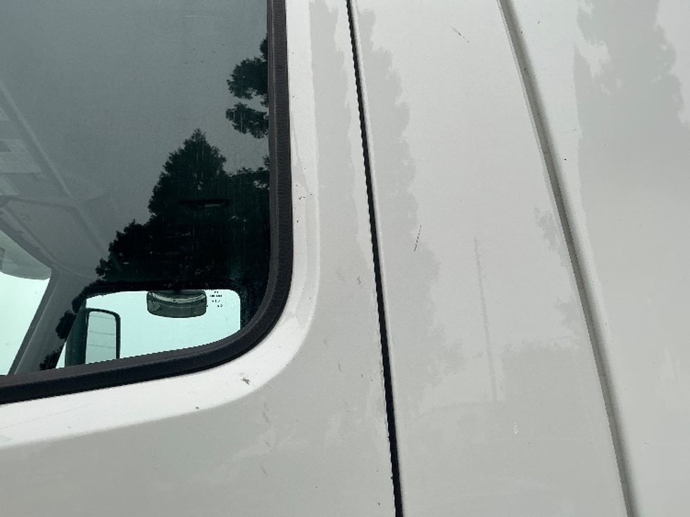 Day Cab Tractor-Heavy Duty Tractors-Volvo-2020-VNR64300-Stockton-CA-555,369\n\t\tmiles-$ 34,750 - Image 18