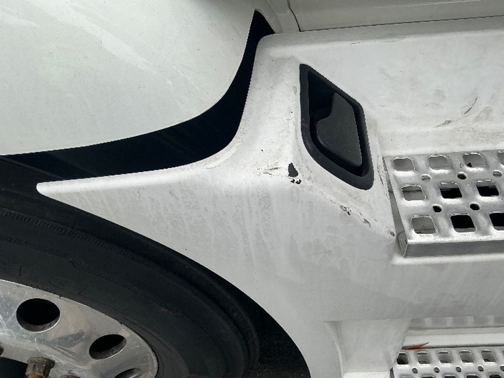 Day Cab Tractor-Heavy Duty Tractors-Volvo-2020-VNR64300-Stockton-CA-555,369\n\t\tmiles-$ 34,750 - Image 19