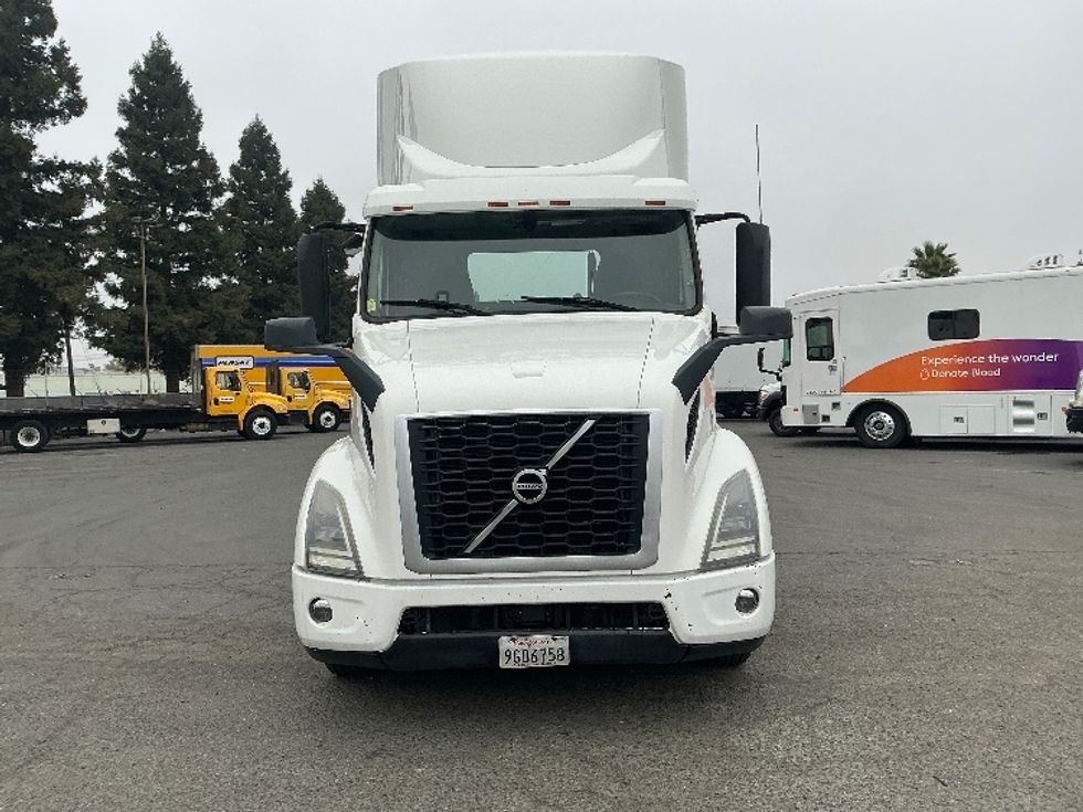 Day Cab Tractor-Heavy Duty Tractors-Volvo-2020-VNR64300-Stockton-CA-555,369\n\t\tmiles-$ 34,750 - Image 2