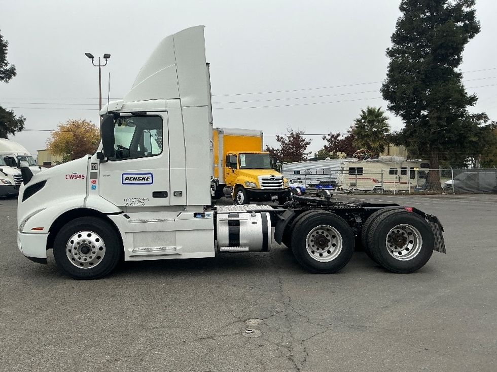 Day Cab Tractor-Heavy Duty Tractors-Volvo-2020-VNR64300-Stockton-CA-555,369\n\t\tmiles-$ 34,750 - Image 4