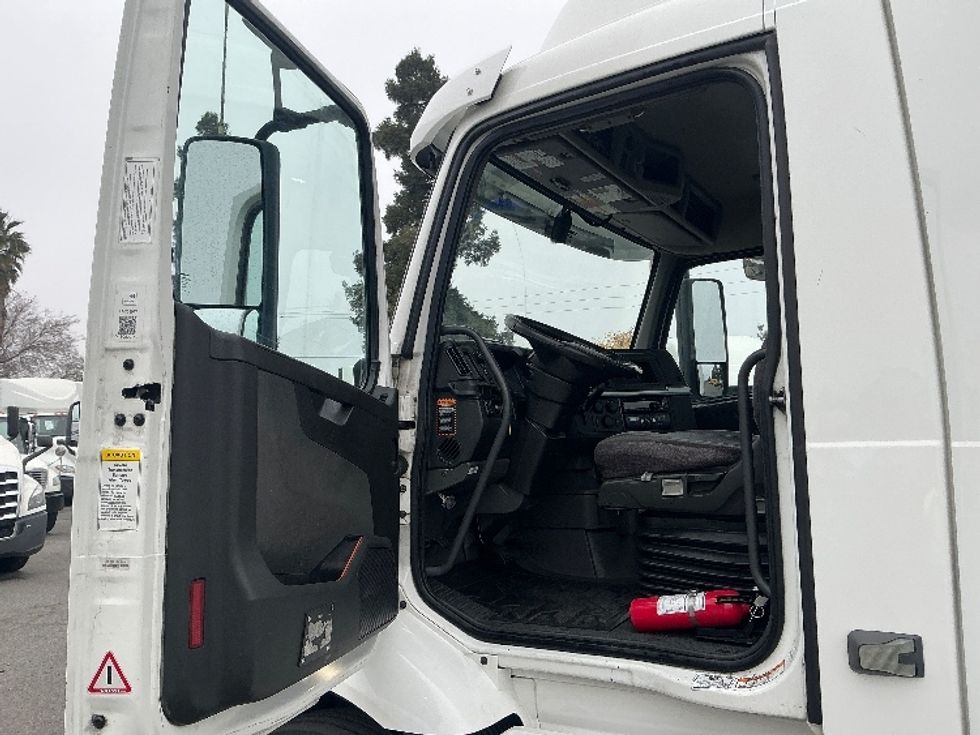 Day Cab Tractor-Heavy Duty Tractors-Volvo-2020-VNR64300-Stockton-CA-555,369\n\t\tmiles-$ 34,750 - Image 9