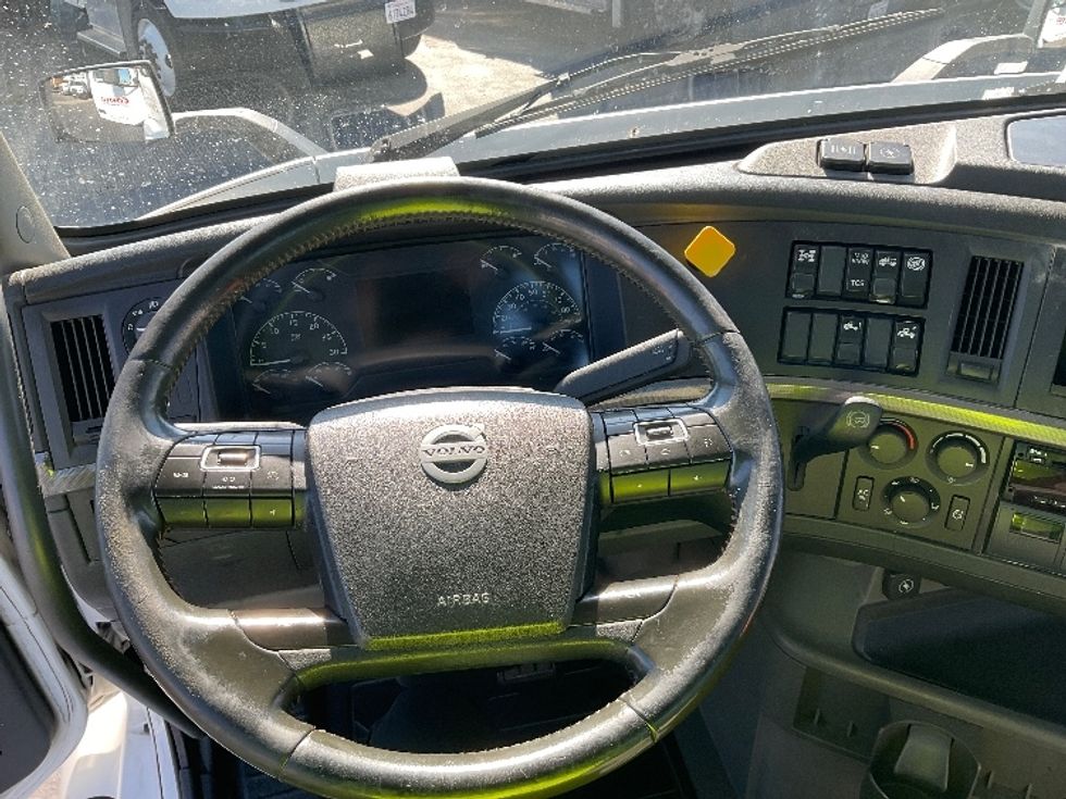Day Cab Tractor-Heavy Duty Tractors-Volvo-2020-VNR64300-Stockton-CA-571,196\n\t\tmiles-$ 35,000 - Image 11