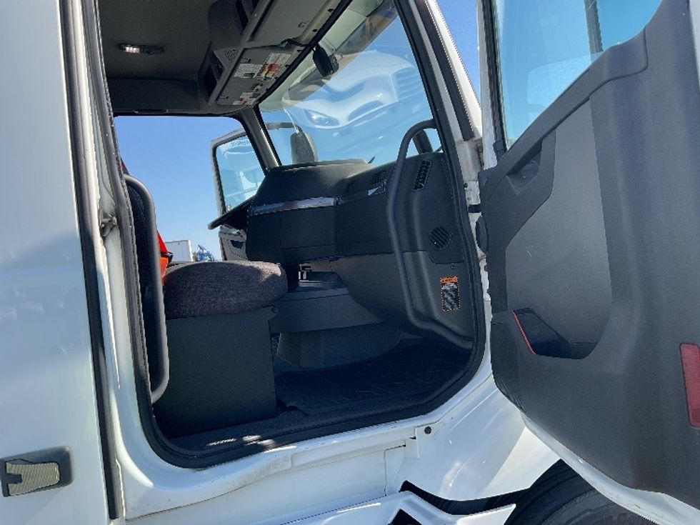 Day Cab Tractor-Heavy Duty Tractors-Volvo-2020-VNR64300-Stockton-CA-571,196\n\t\tmiles-$ 35,000 - Image 12