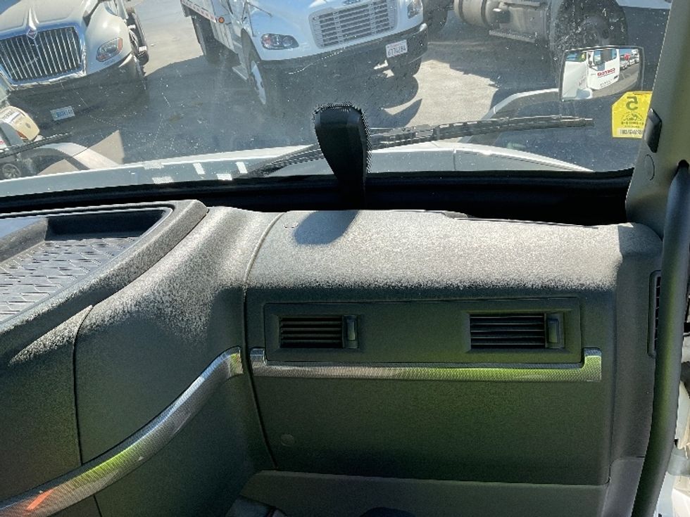 Day Cab Tractor-Heavy Duty Tractors-Volvo-2020-VNR64300-Stockton-CA-571,196\n\t\tmiles-$ 35,000 - Image 13