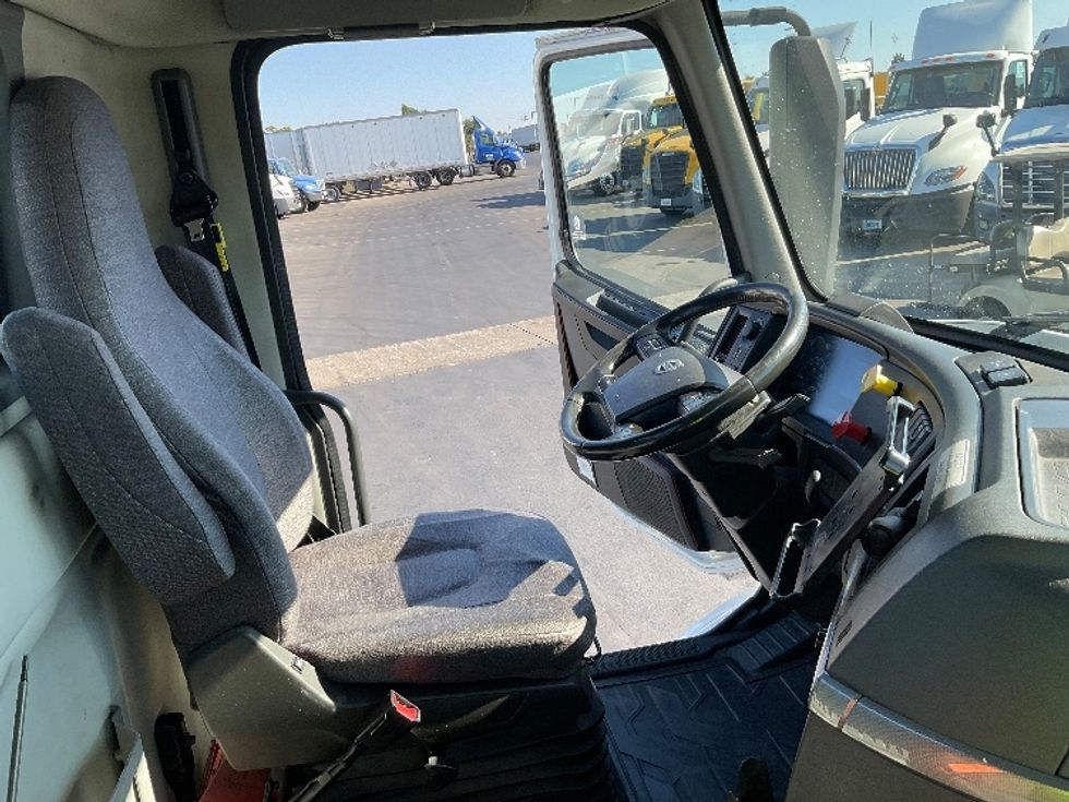Day Cab Tractor-Heavy Duty Tractors-Volvo-2020-VNR64300-Stockton-CA-571,196\n\t\tmiles-$ 35,000 - Image 14