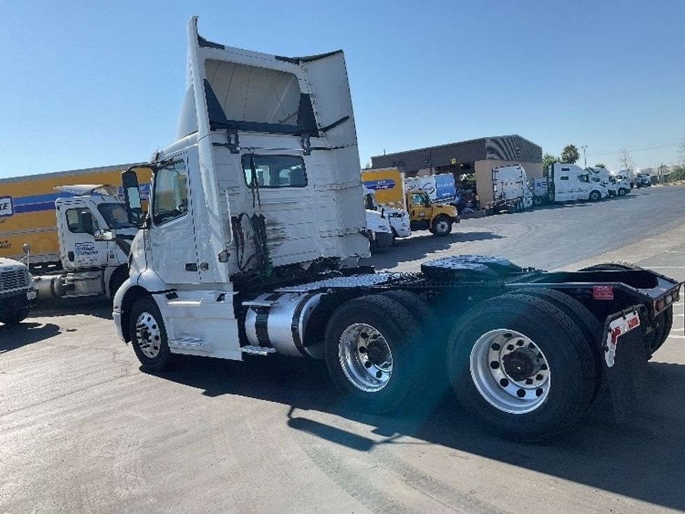 Day Cab Tractor-Heavy Duty Tractors-Volvo-2020-VNR64300-Stockton-CA-571,196\n\t\tmiles-$ 35,000 - Image 5