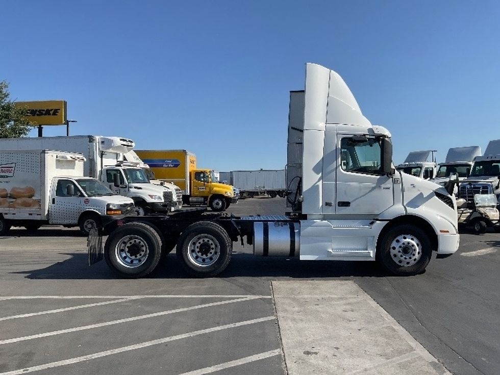 Day Cab Tractor-Heavy Duty Tractors-Volvo-2020-VNR64300-Stockton-CA-571,196\n\t\tmiles-$ 35,000 - Image 8