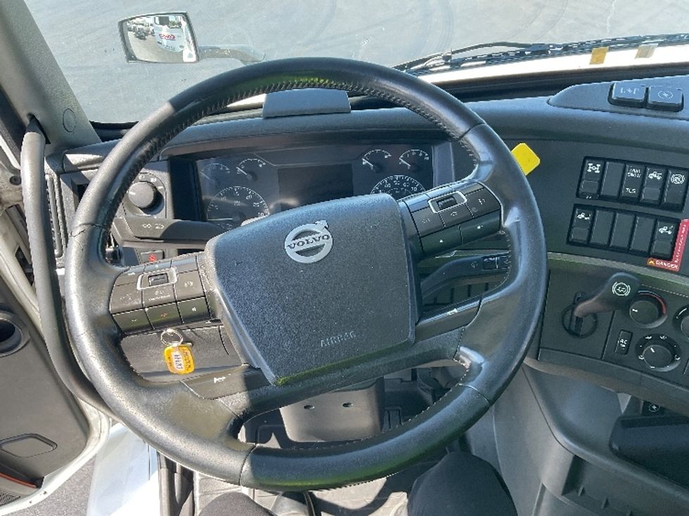 2020 Volvo Truck VNR photo 11