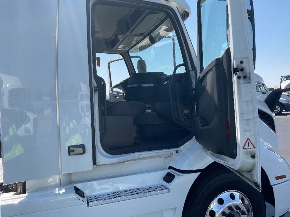 2020 Volvo Truck VNR photo 12