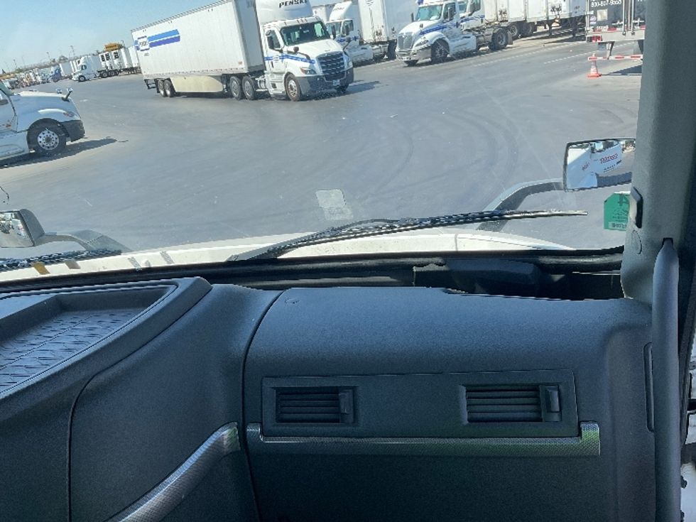 2020 Volvo Truck VNR photo 13
