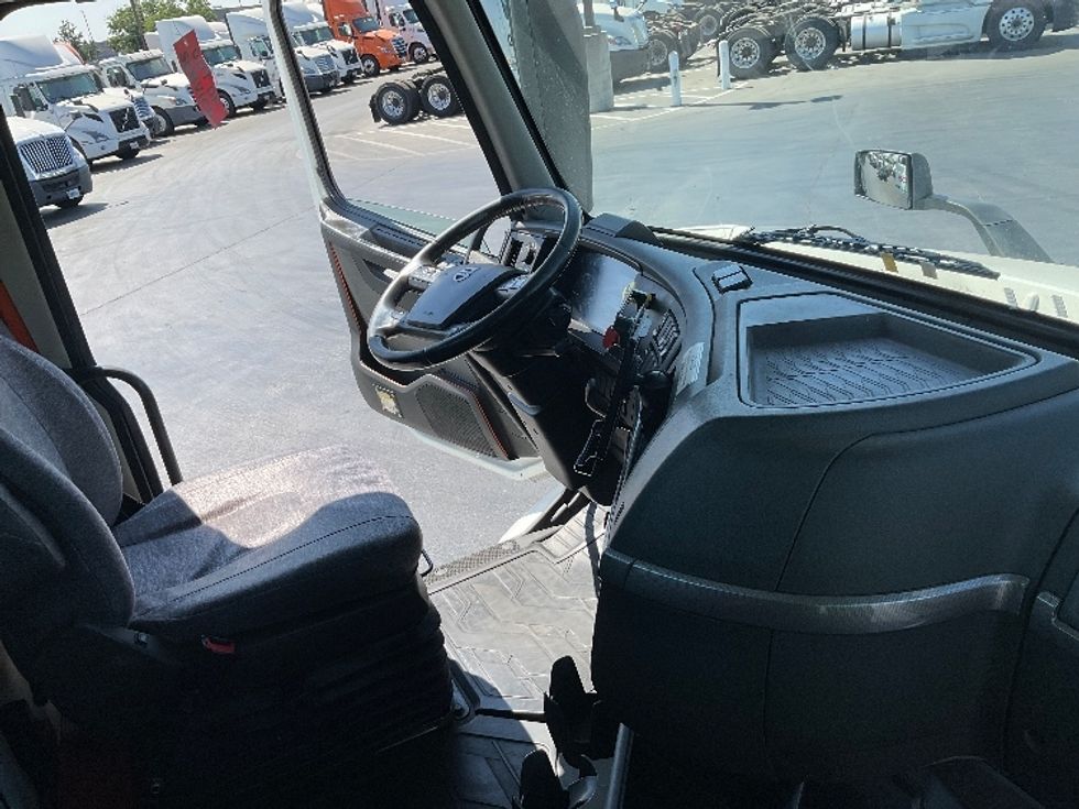 2020 Volvo Truck VNR photo 14