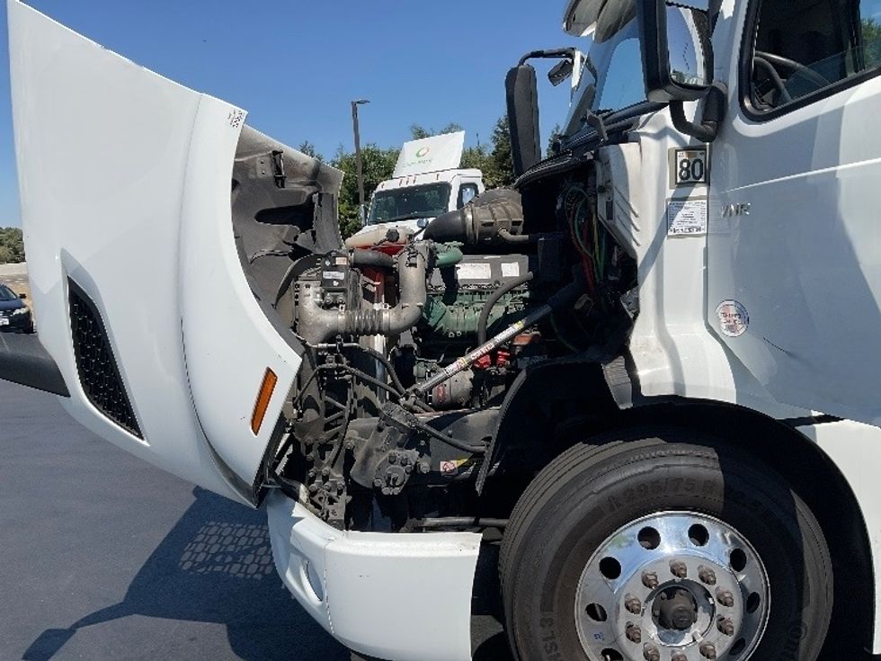 2020 Volvo Truck VNR photo 16