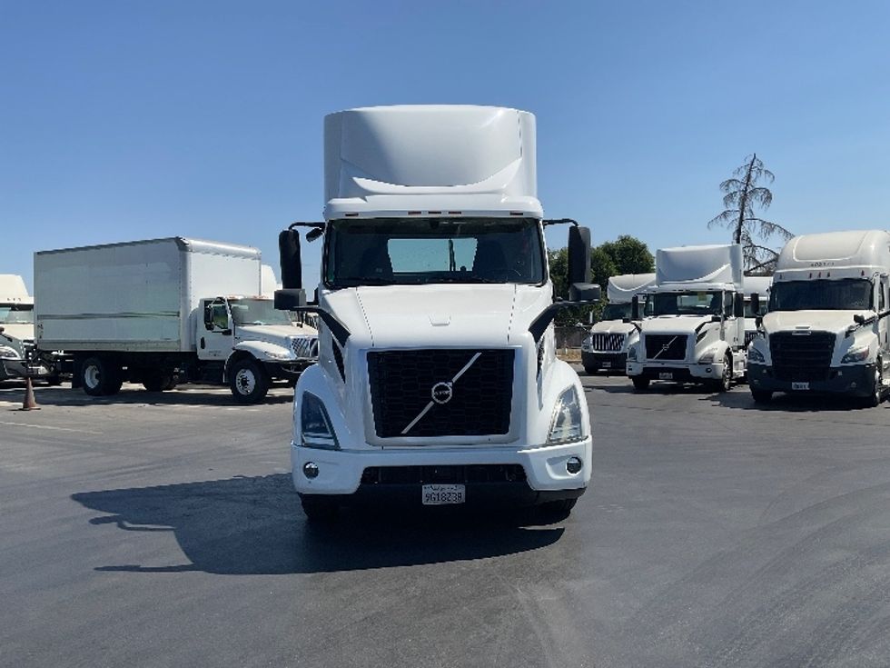 2020 Volvo Truck VNR photo 2